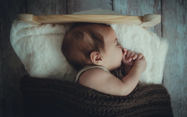 宝宝刚出生不久喜欢睡觉侧着脸是为什么？